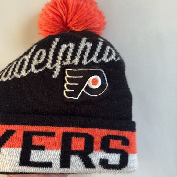 NHL Philadelphia Flyers Beanie Hat Pom Pom Orange Black Hockey CCM - Picture 3 of 4